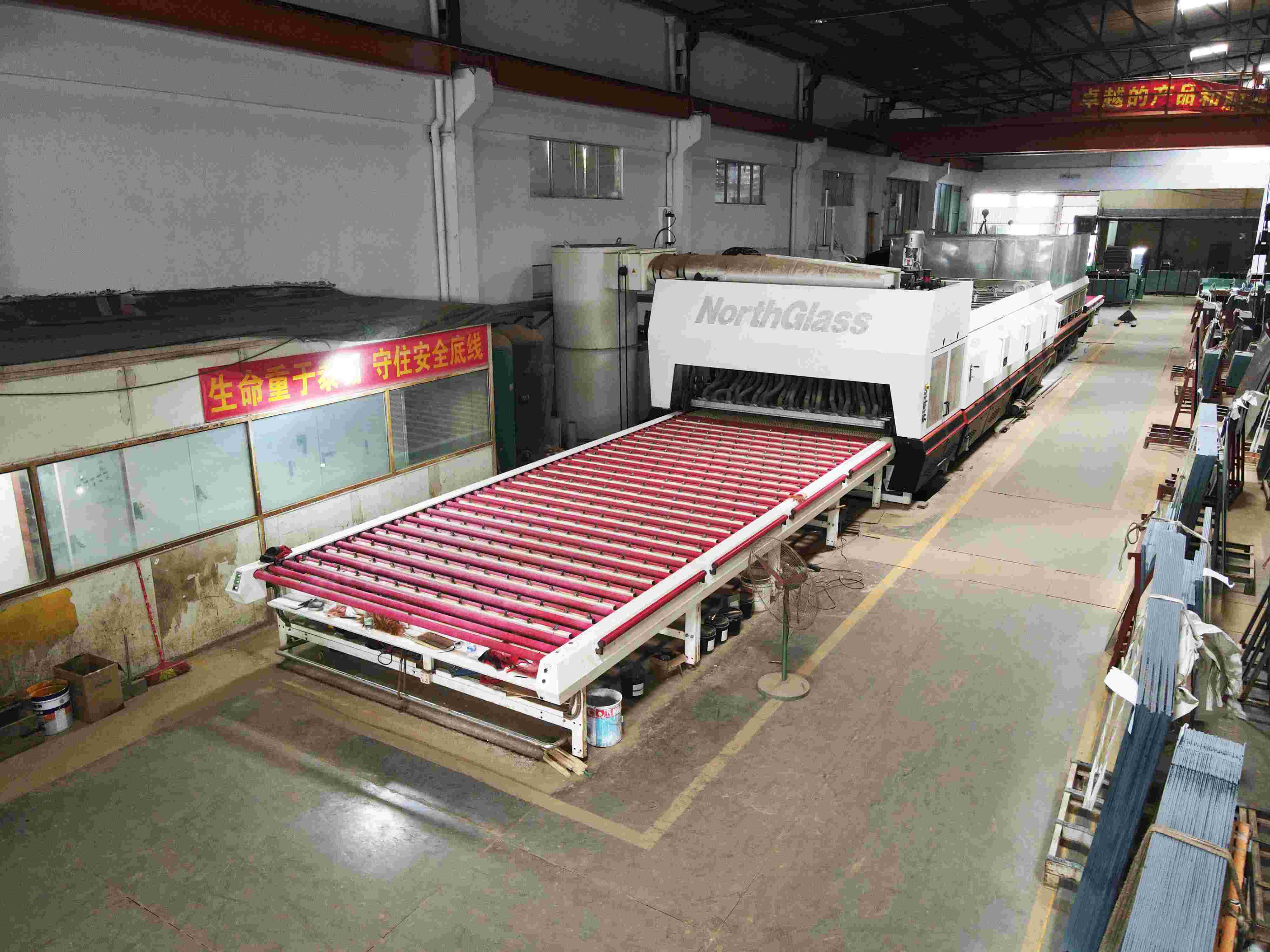 Large flat-bending two-way tempering furnace
