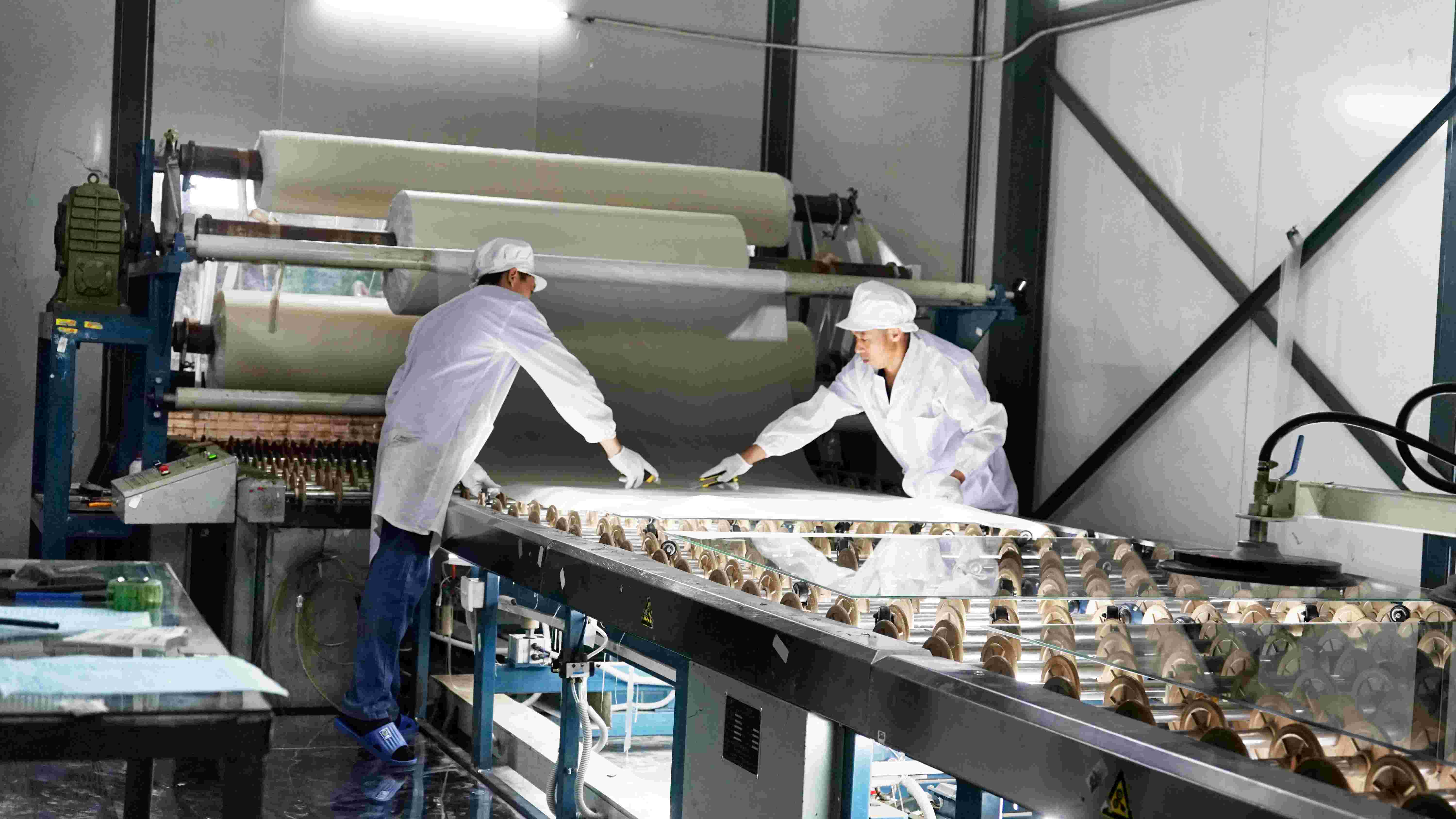 Automated laminated glass workshop